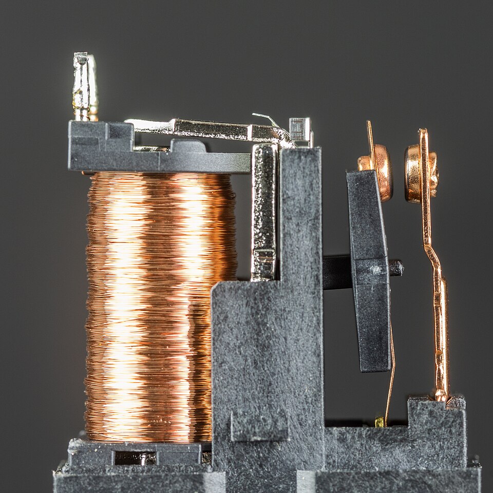 budowa przekaźnika samochodowego