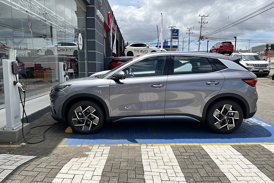 czym różni się auto elektryczne od spalinowego